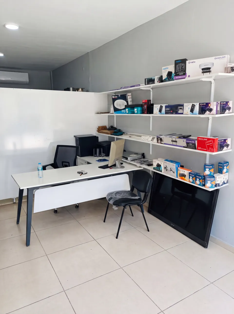 Uydu alıcıları ve dağıtım ekipmanlarının bulunduğu servis ortamı